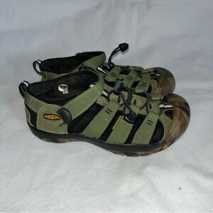 Big Boys Keen Waterproof Sandals sz 4 Green Comfy